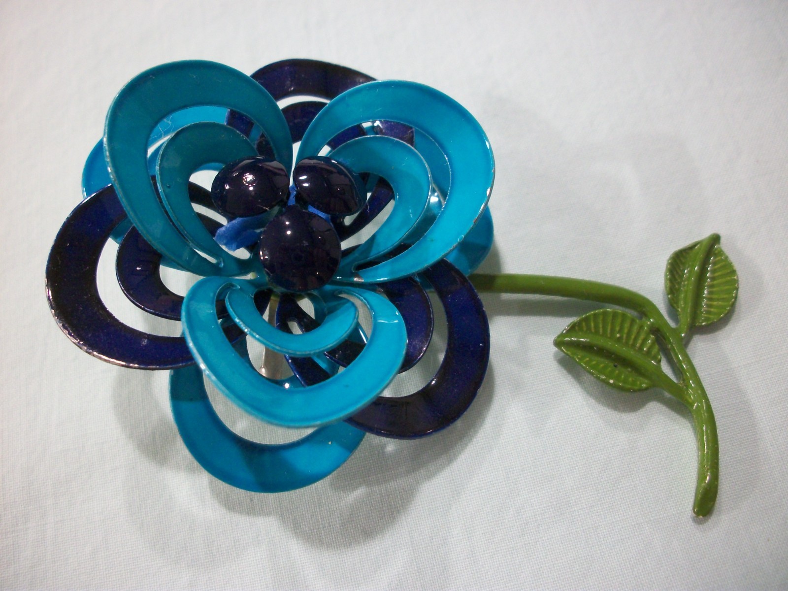 ViNTaGE MeTaL ENaMeL **TWO-TONE BLUE**LaYeReD/CuRLy OPeN FRaME FLoWeR PiN (READ)