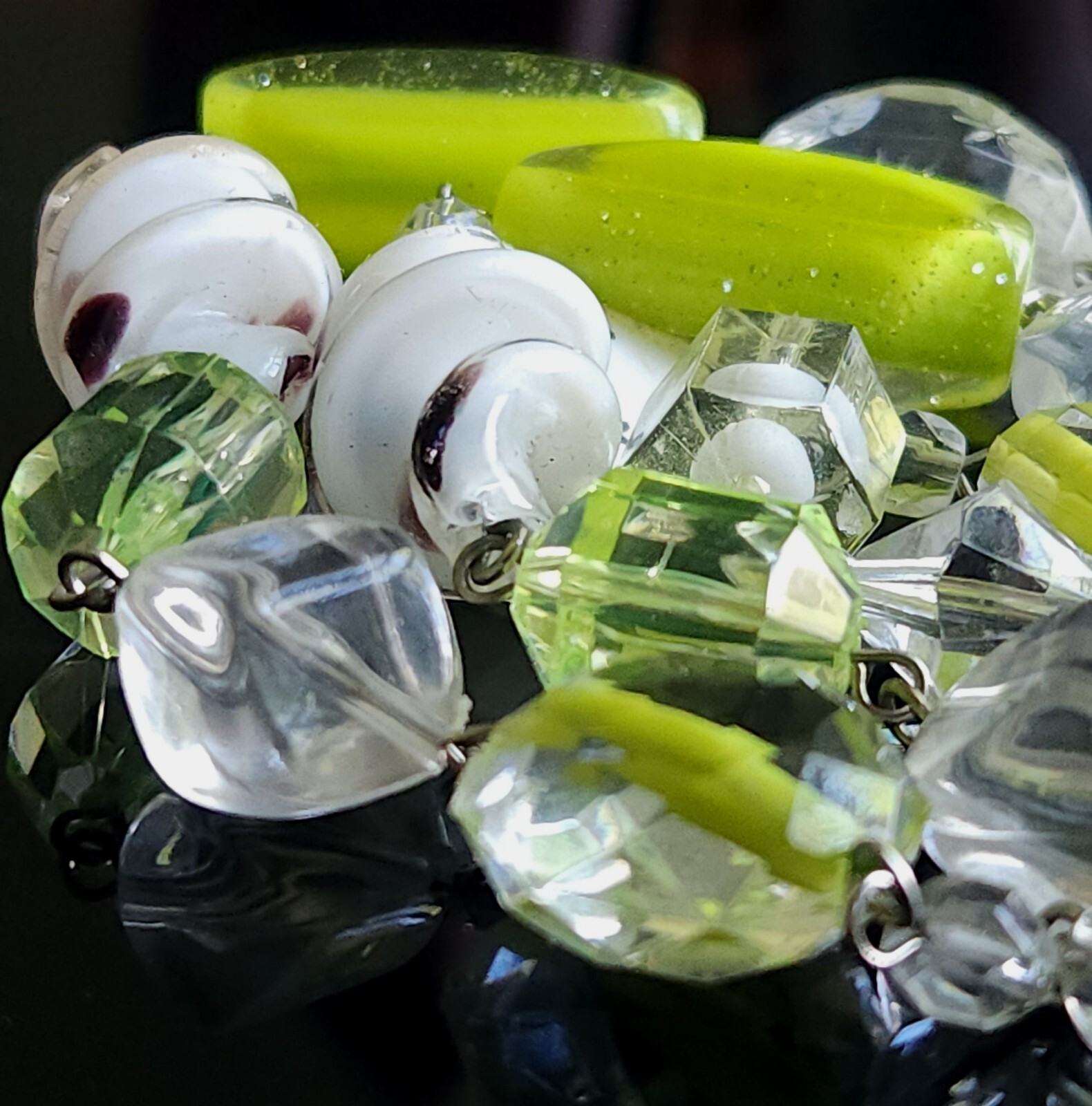 Vintage Estate UV Reactive Necklace Twist Art Glass Lime Green Acrylic Carved