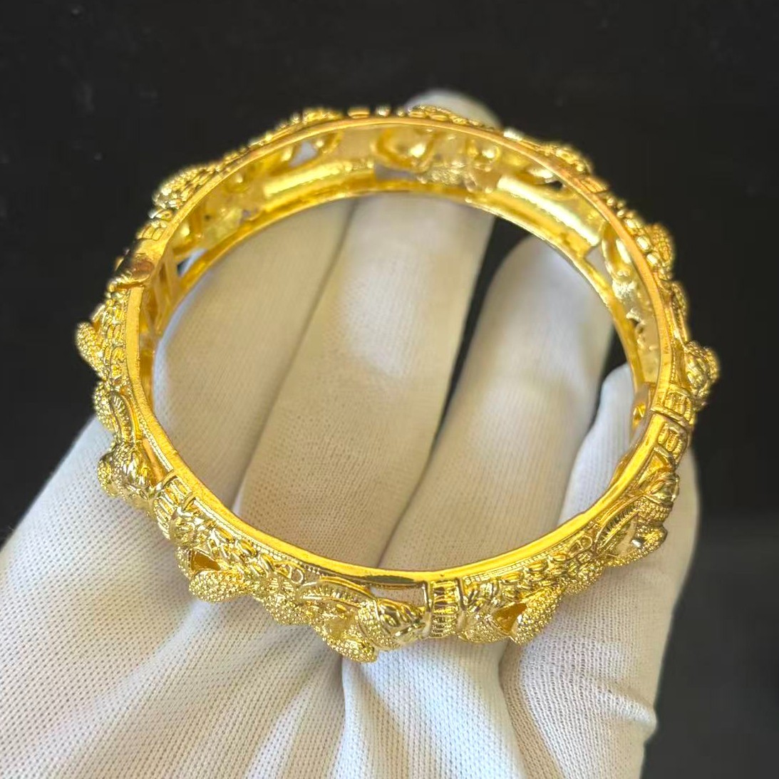 VTG Relief Floral Bangle Bracelet Openable Gold-plated (NOT SURE), 7.4 inch