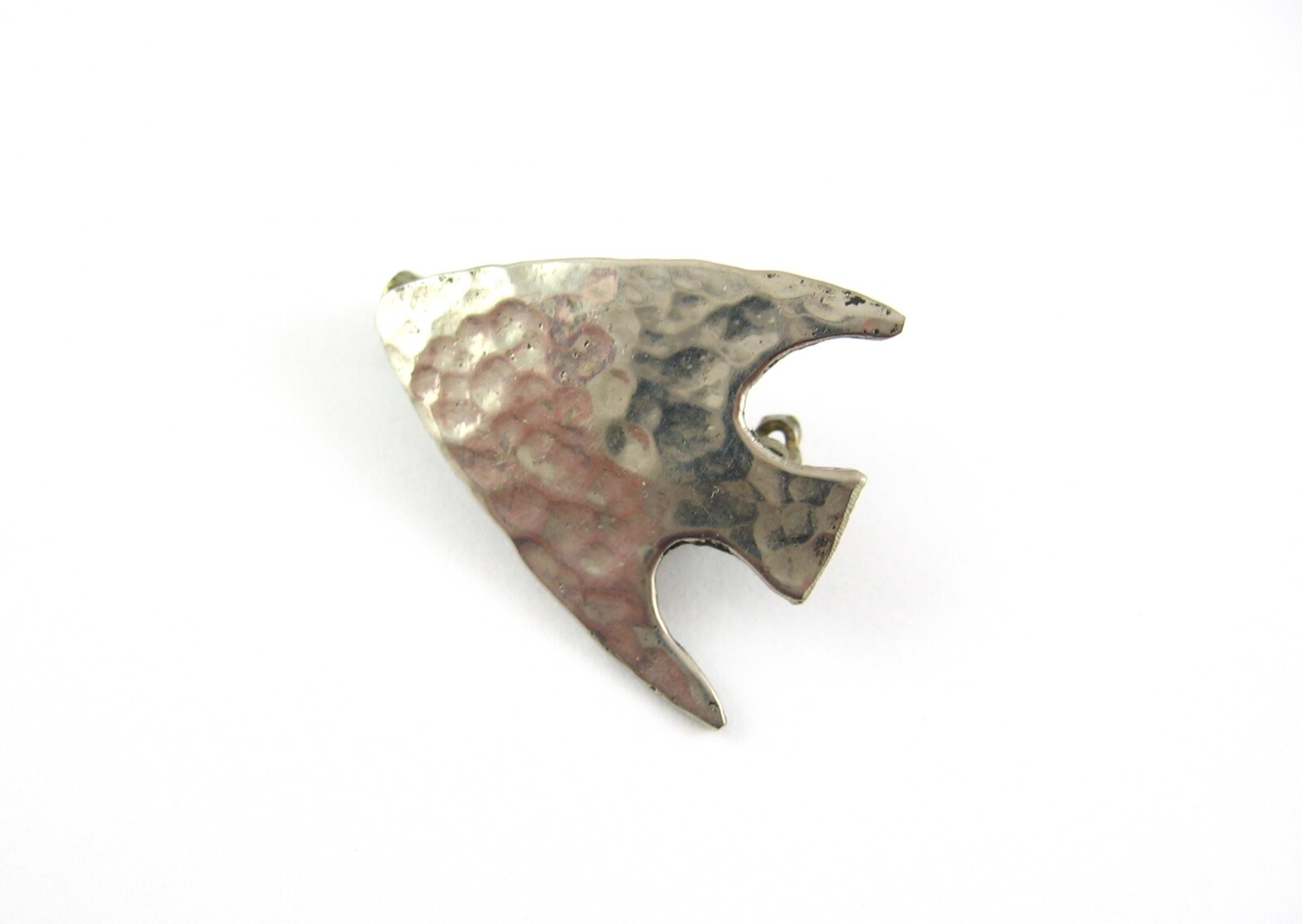 Hand Hammered ARROWHEAD PIN Vintage Small Brooch Silvertone Handcrafted 7/8″