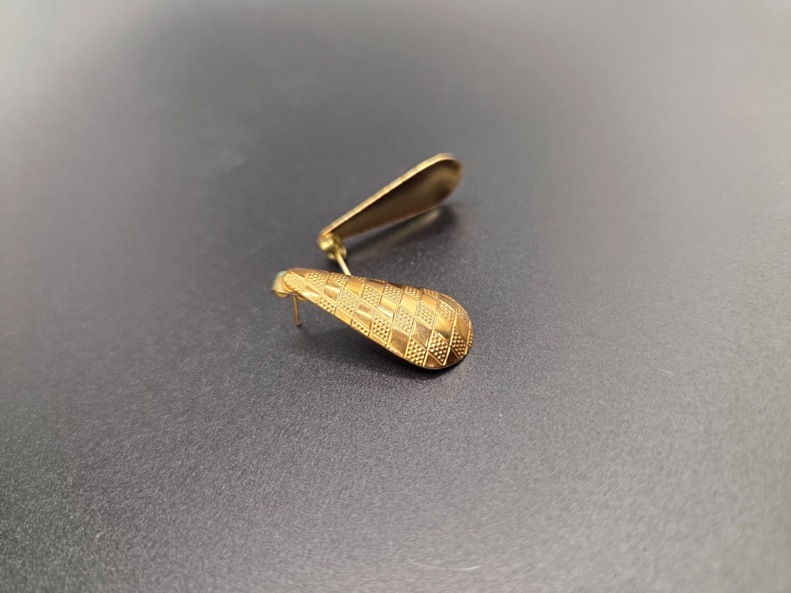 Vintage very light gold tone engraved teardrop earrings jewelry 1 inch