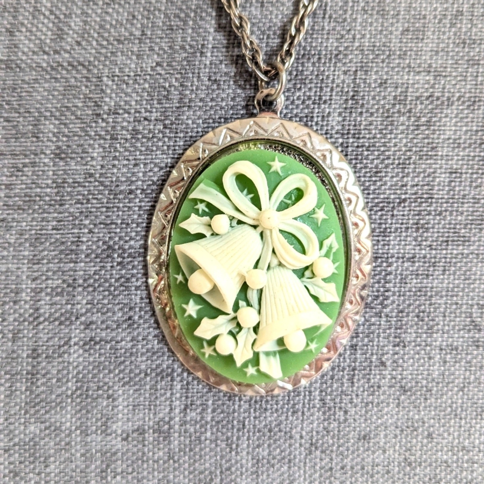Vintage Silver Tone Lightweight Christmas Bells Holly Cameo Pendant Necklace