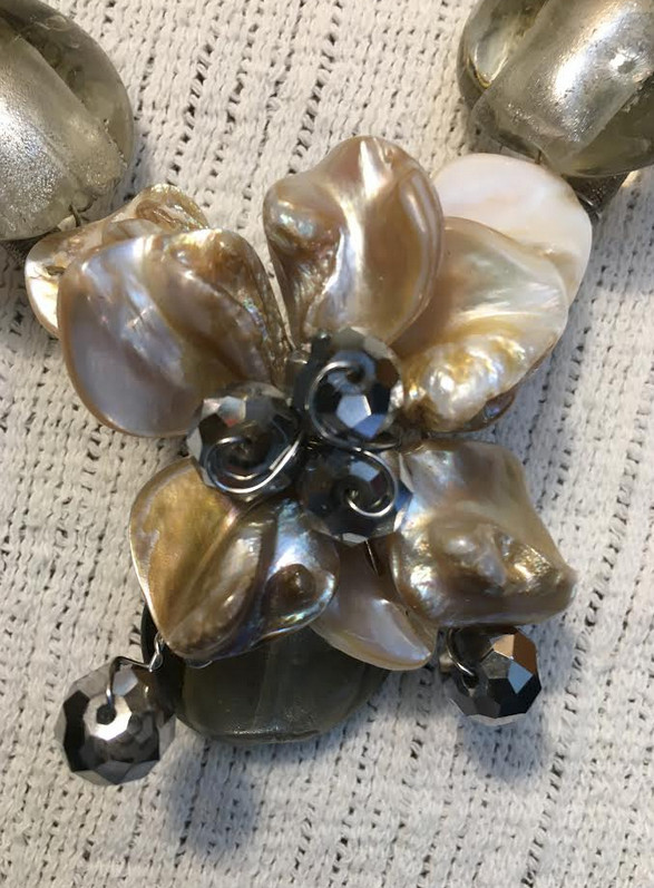 VINTAGE SHELL & ACRYLIC FLORAL NECKLACE