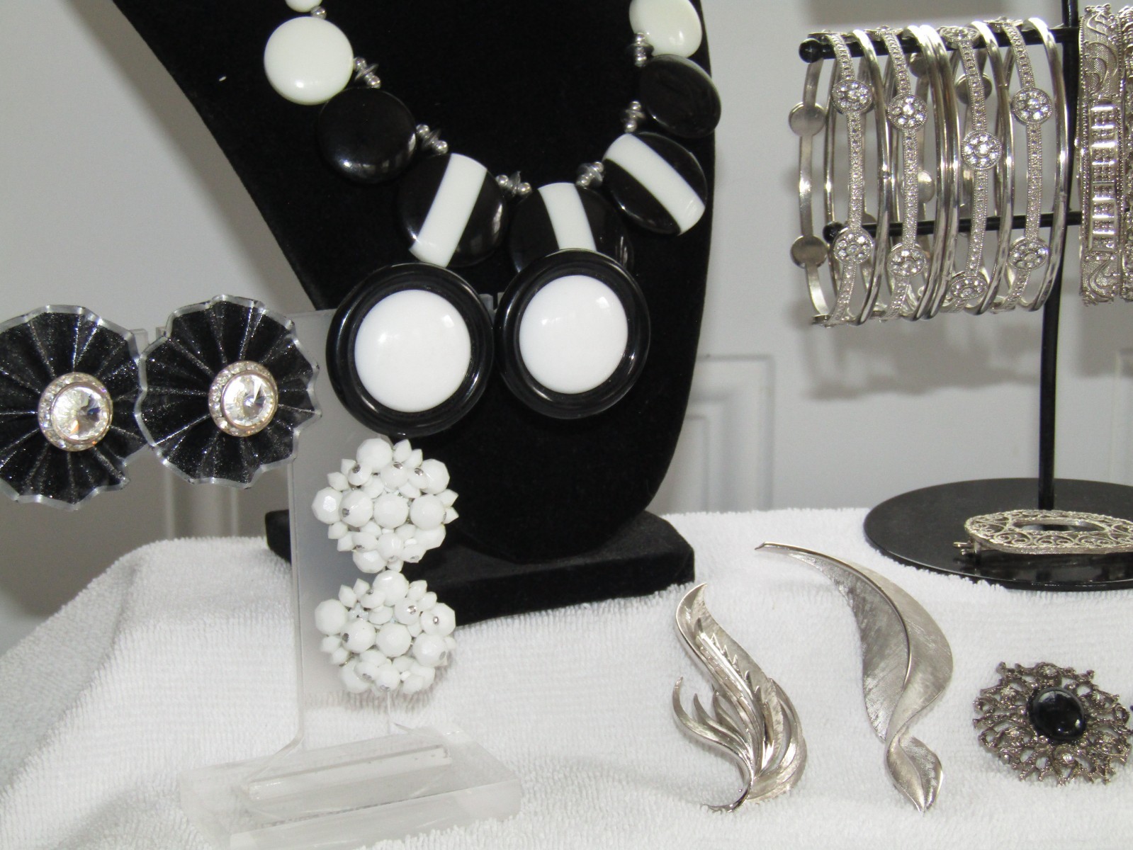 NICE COSTUME JEWELRY WEISS TRIFARI MONET COVENTRY LUCITE RHINESTONE BLACK WHITE