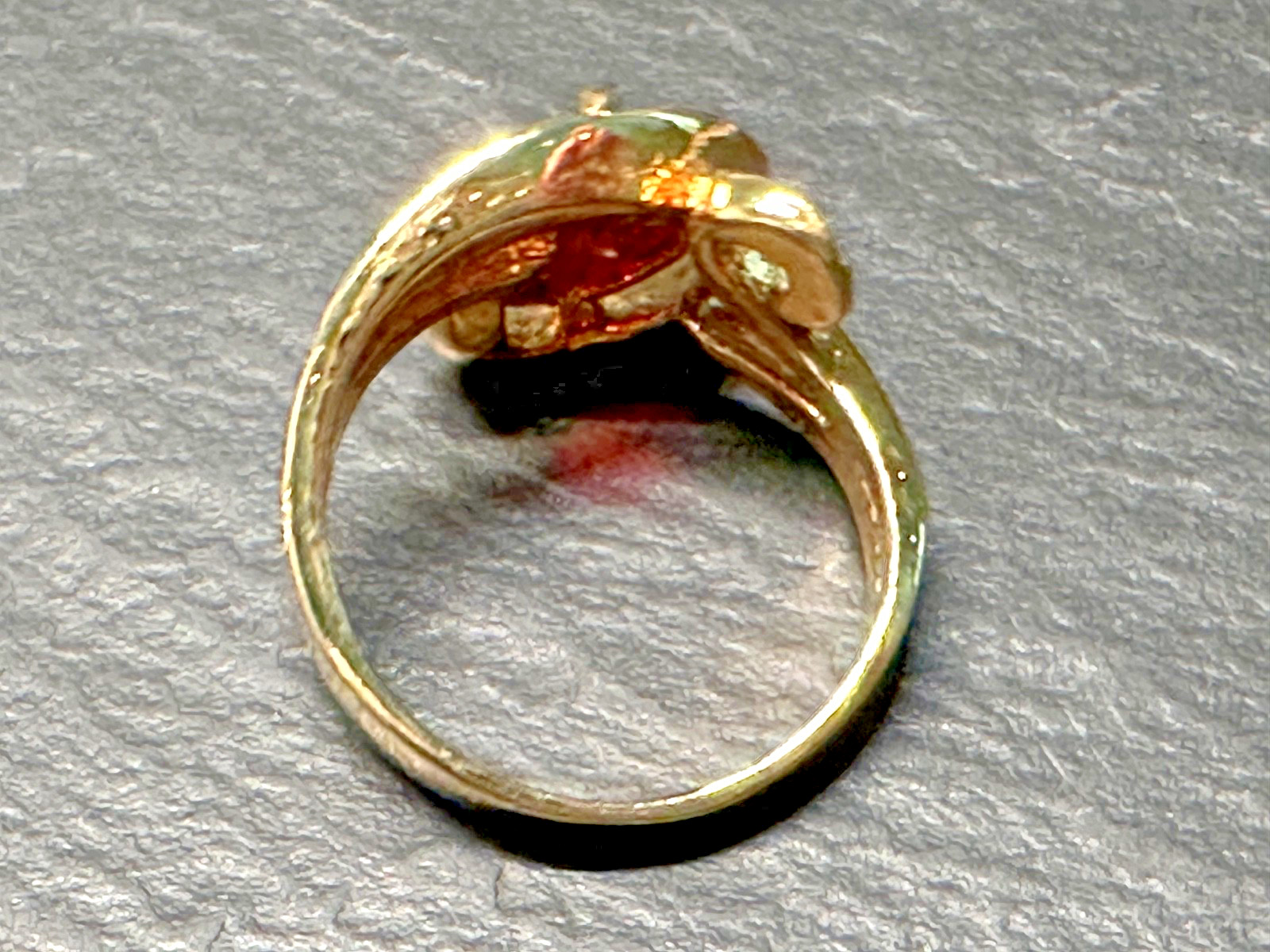 GOLD TONE & OVAL RED ACCENT SCROLL RING SIZE 7.5 H613