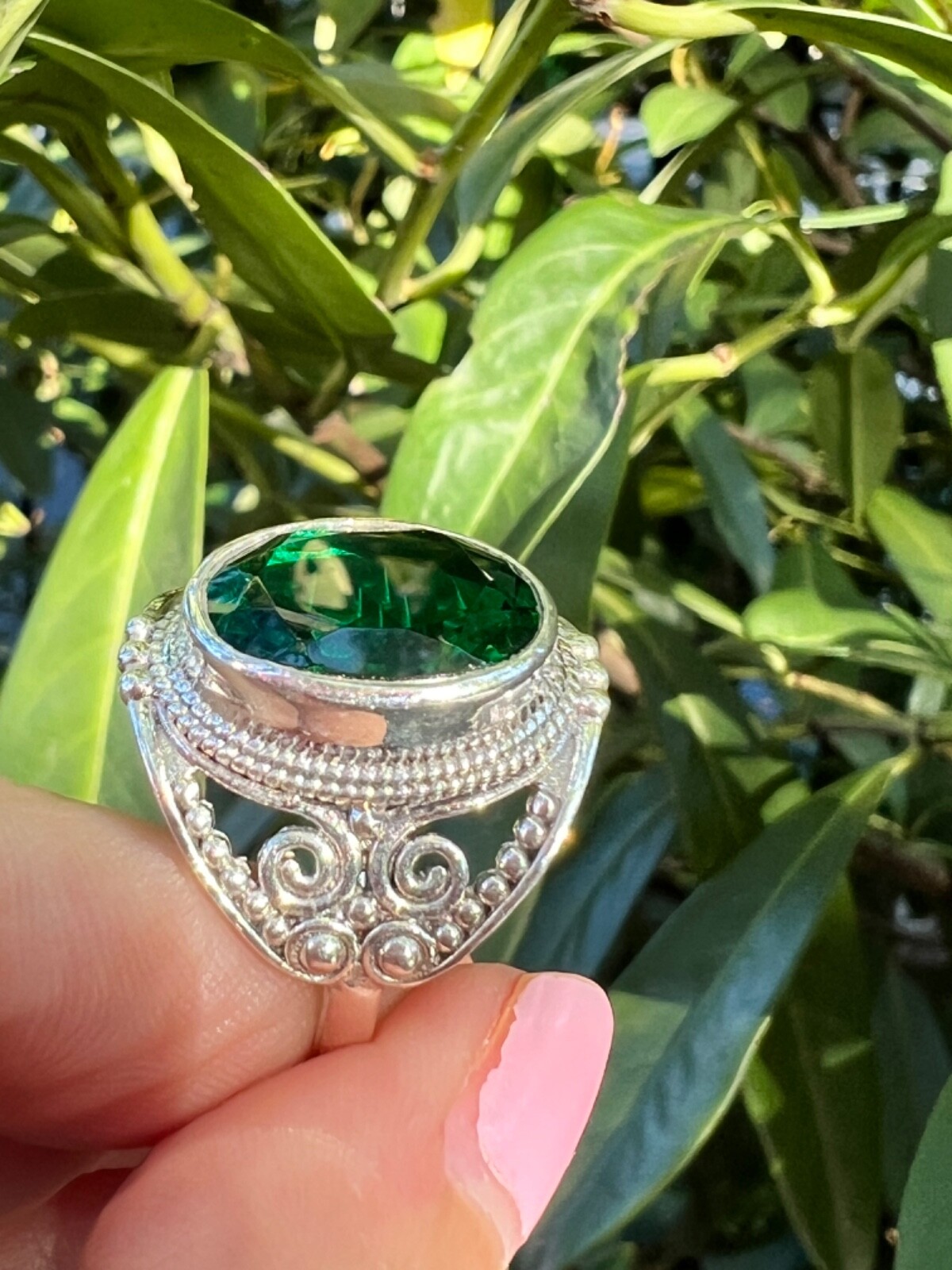 VINTAGE LARGE VIVID GREEN OVAL PASTE GLASS RING 925 STERLING SILVER ORNATE