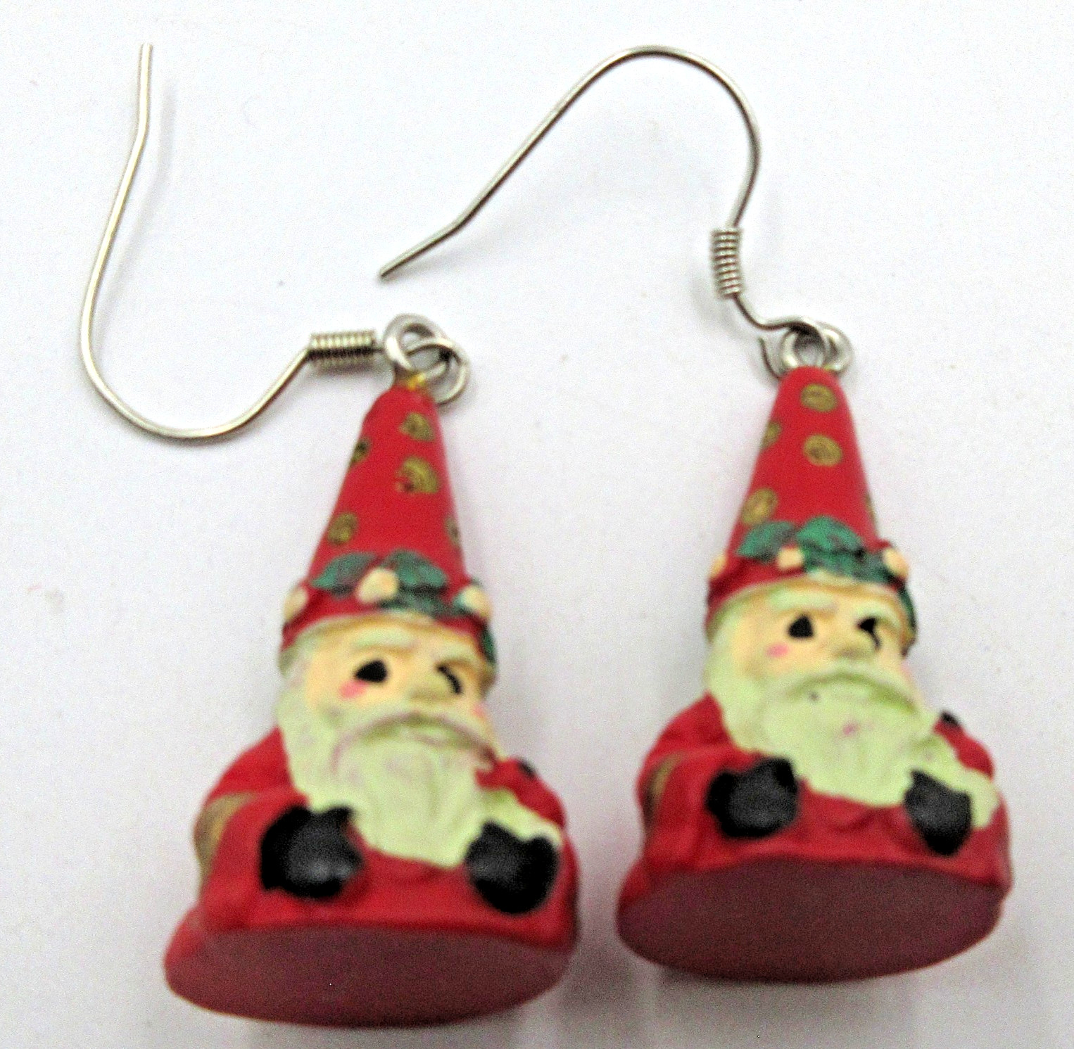 VTG MODERN UNUSUAL SANTA CLAUS leaf hat white red silver ToneCHRISTMAS EARRING