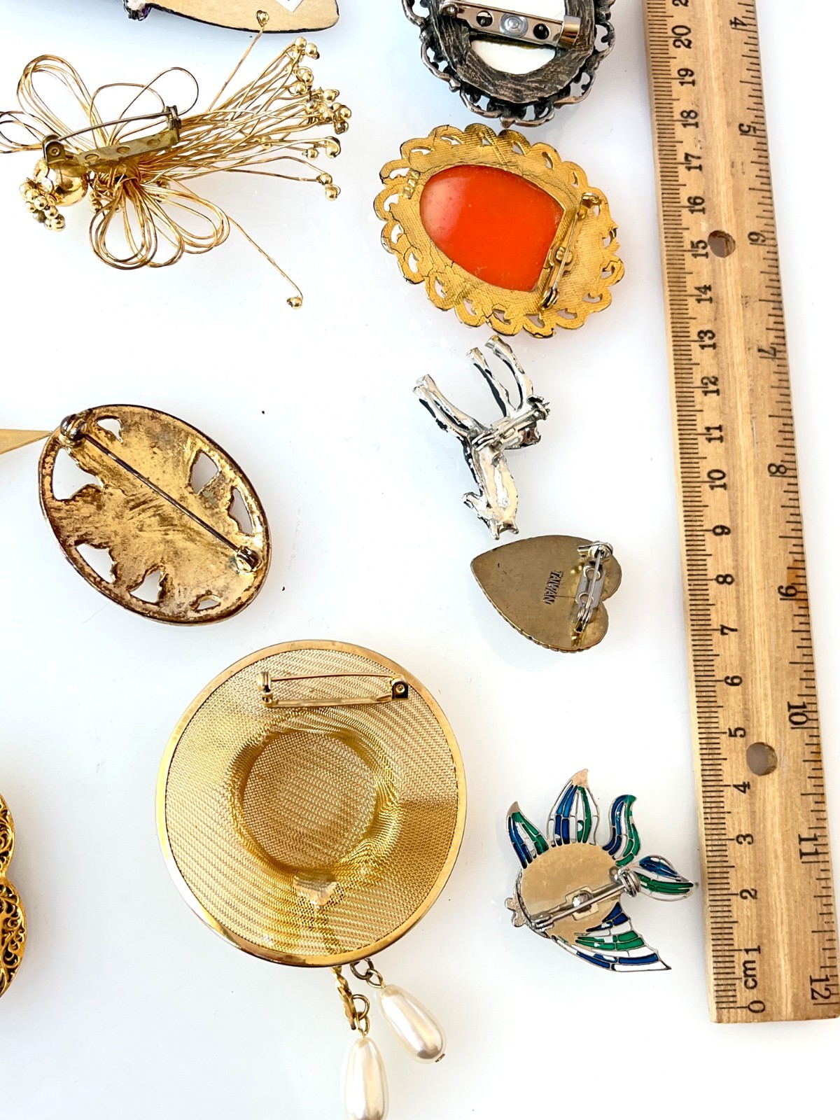 Lot Vintage 20 Brooches Flowers, Butterflies, Boat, Fish, Horse, Hearts, Cameo