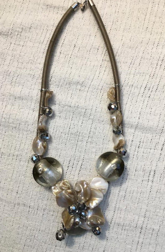 VINTAGE SHELL & ACRYLIC FLORAL NECKLACE