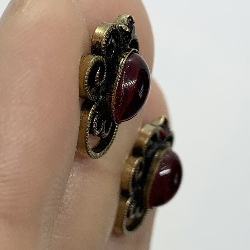 VTG RED GRIPOIX GLASS CABOCHON GOLD FILIGREE NOUVEAU EARRINGS CLIP-ON 5/8”