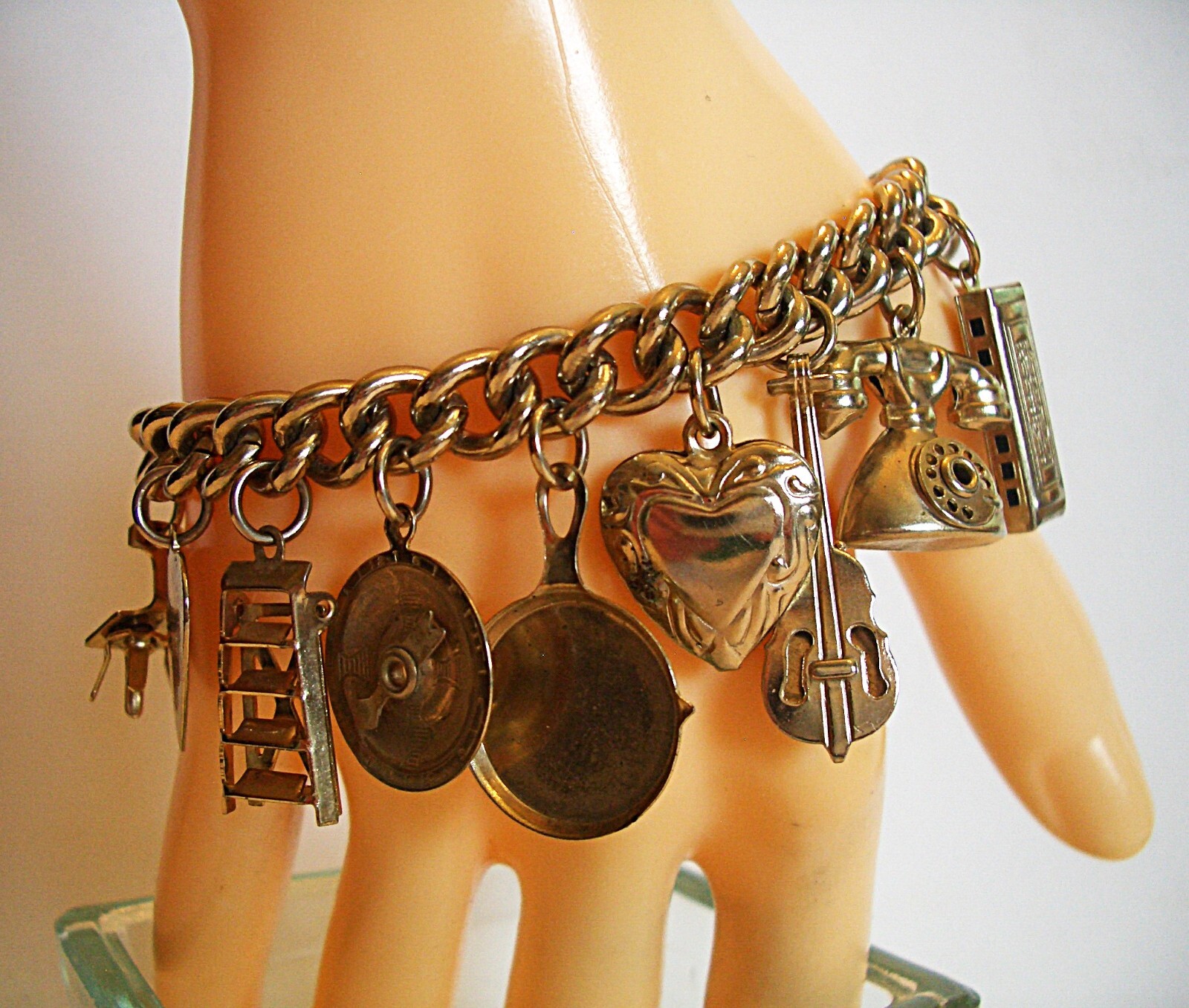 Vtg ’50s Gold Tone 15 Charms 7″ Bracelet Heavy Curb Link Chain Includes Ashtray