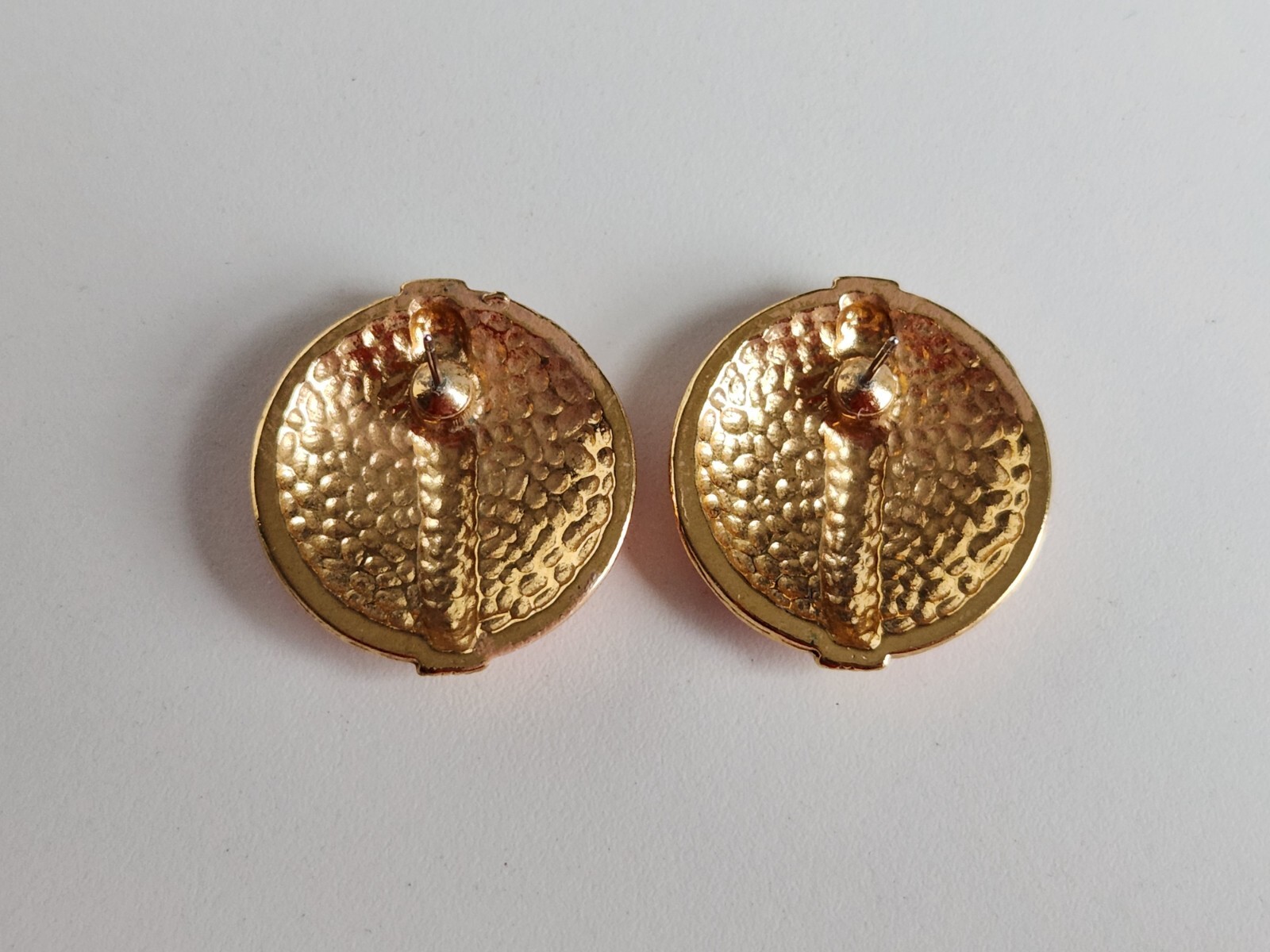 Vintage Salmon Color Round Enamel Earrings w Gold Tone Vertical Grooved Lines 1″