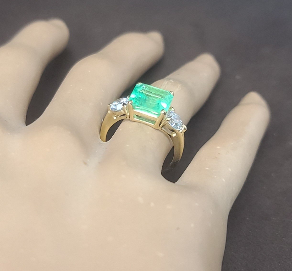 Vintage 14k Yellow Gold Engagement Ring 3.01CT. Natural Green Colombia Emerald
