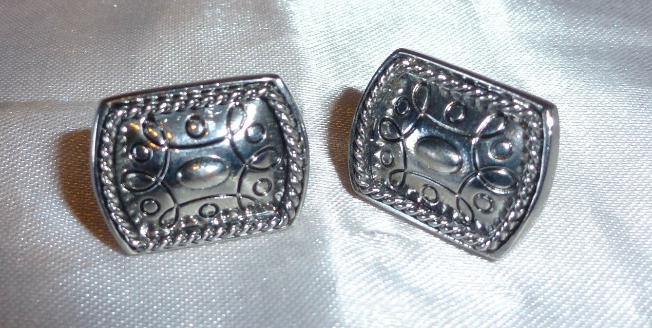 VINTAGE – ETCHED SILVERTONE SCREW-ADJUSTABLE CLIP-ON EARRINGS