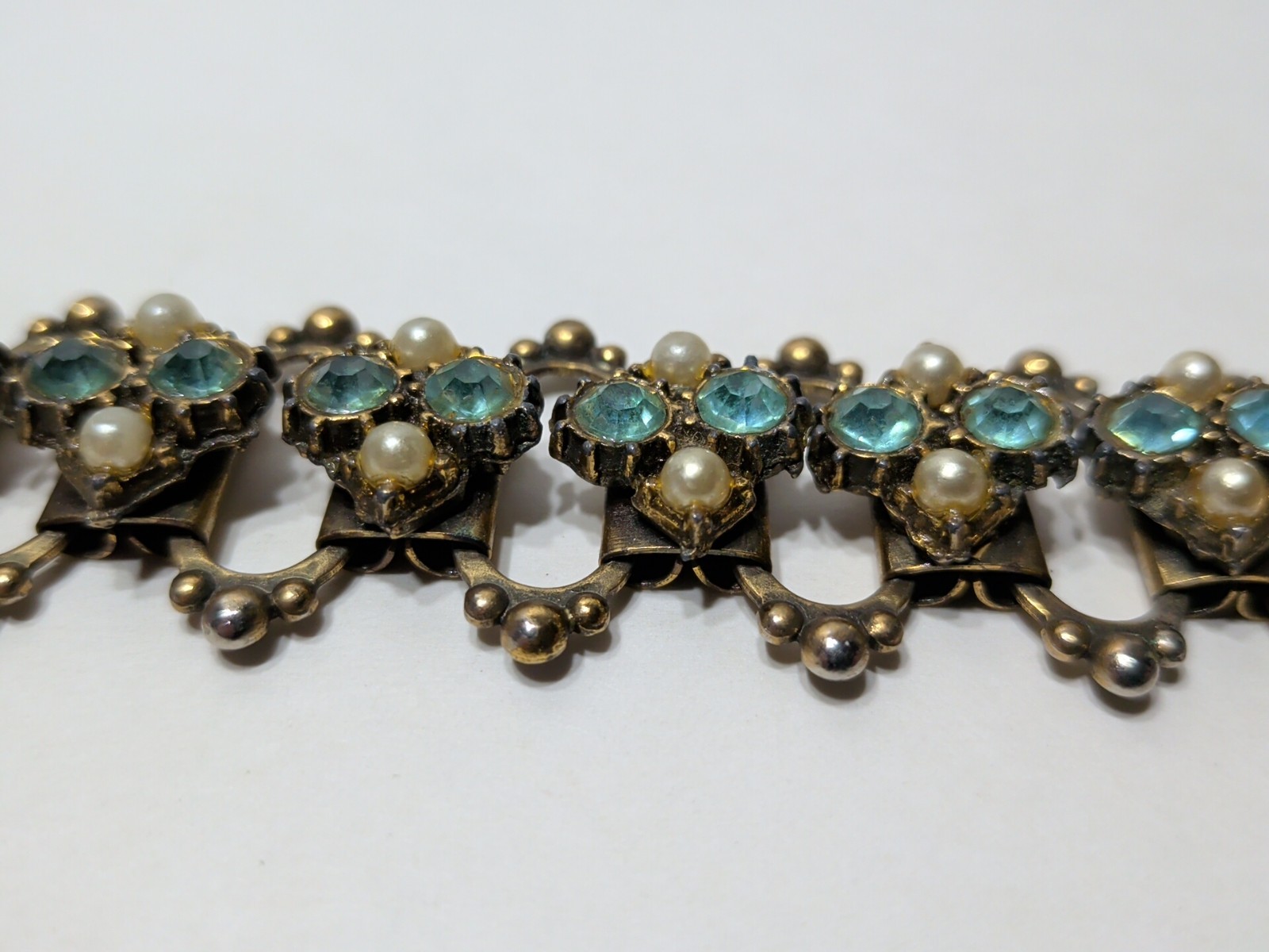 ✨VINTAGE✨ 1950s 8″ Bracelet Blue Stones Small Pearls Gold Tone Filigree Copper?