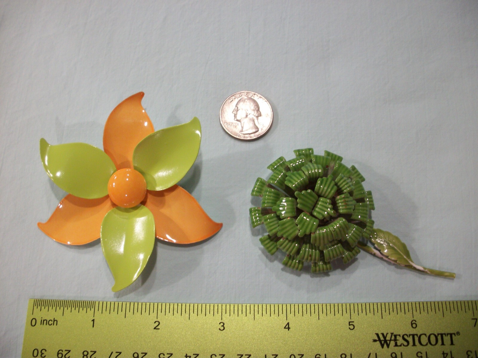 ViNTaGe 2 PC MeTaL ENaMeL HuGe 3″ ORaNgE/LiMe GReeN PiNWHeeL/DoMe FLoWeR PiN LoT