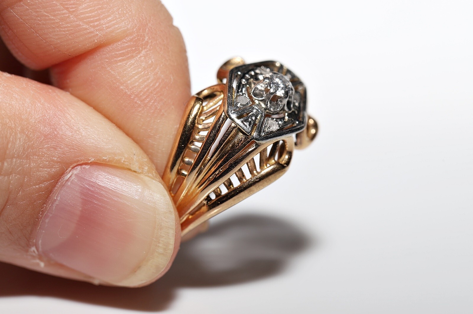 Antique Art Deco Circa 1920s 18k Gold Natural Diamond Decorated Ring
