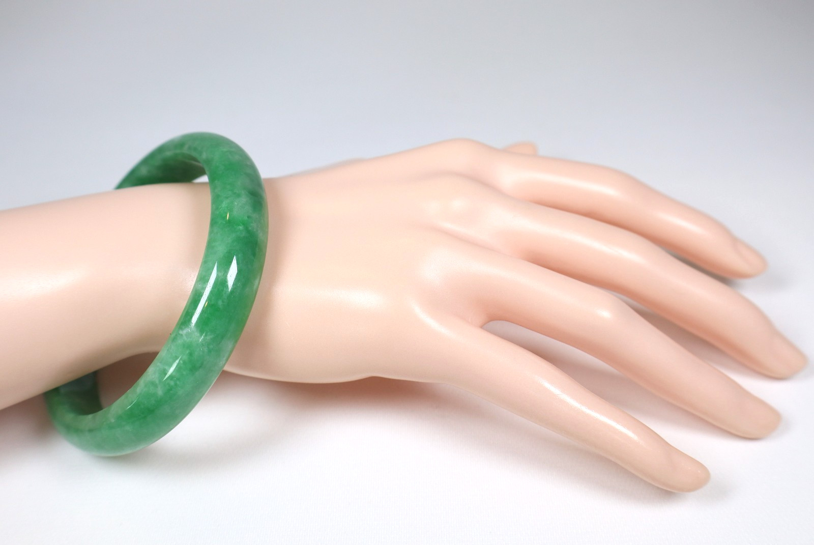 Genuine Vintage Chinese Green Jadeite Gemstone Bangle 58.26mm Diameter