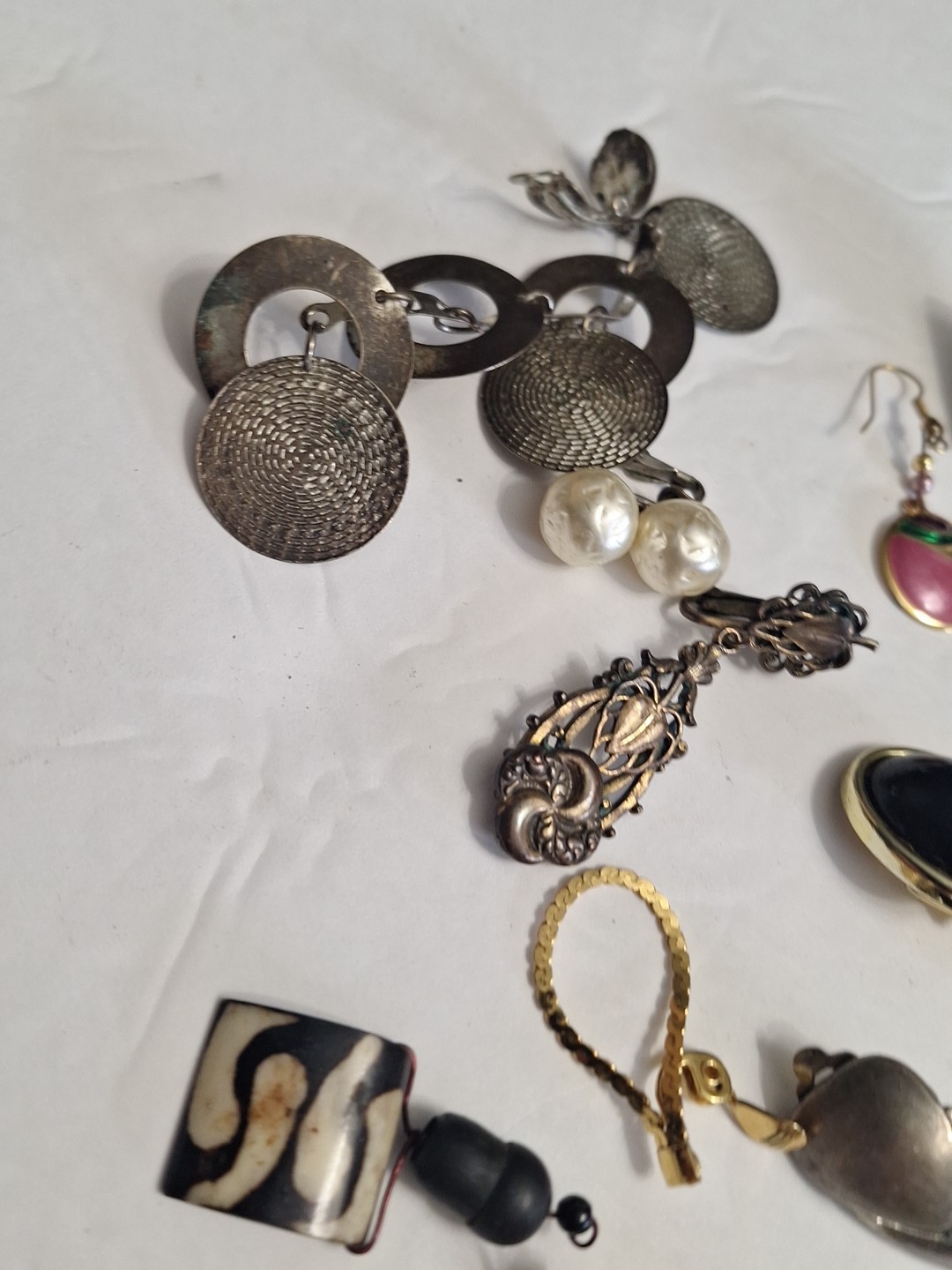 Costume Jewelry Earring Lot 40 pc pre-owned SINGLES AND PAIRS. AS IS . JZ
