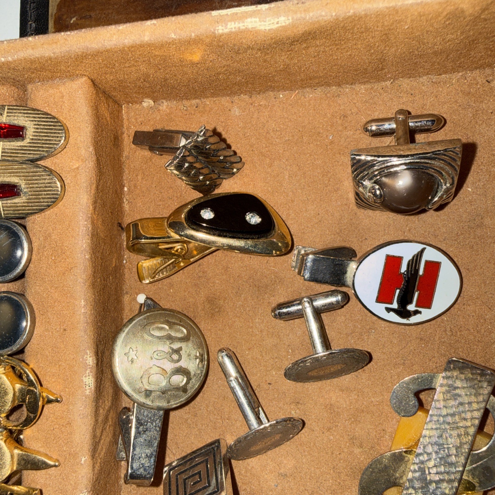 Vintage Men’s Cufflinks, Tie Bars, Money Clips & Storage Case
