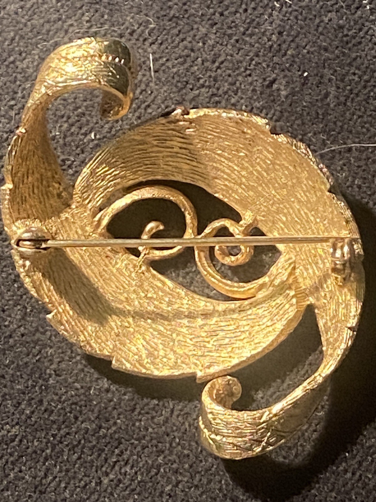Curved Double Feather Swirl Brooch Pin Gold Tone Textured Metal 1.5”x2” Vintage