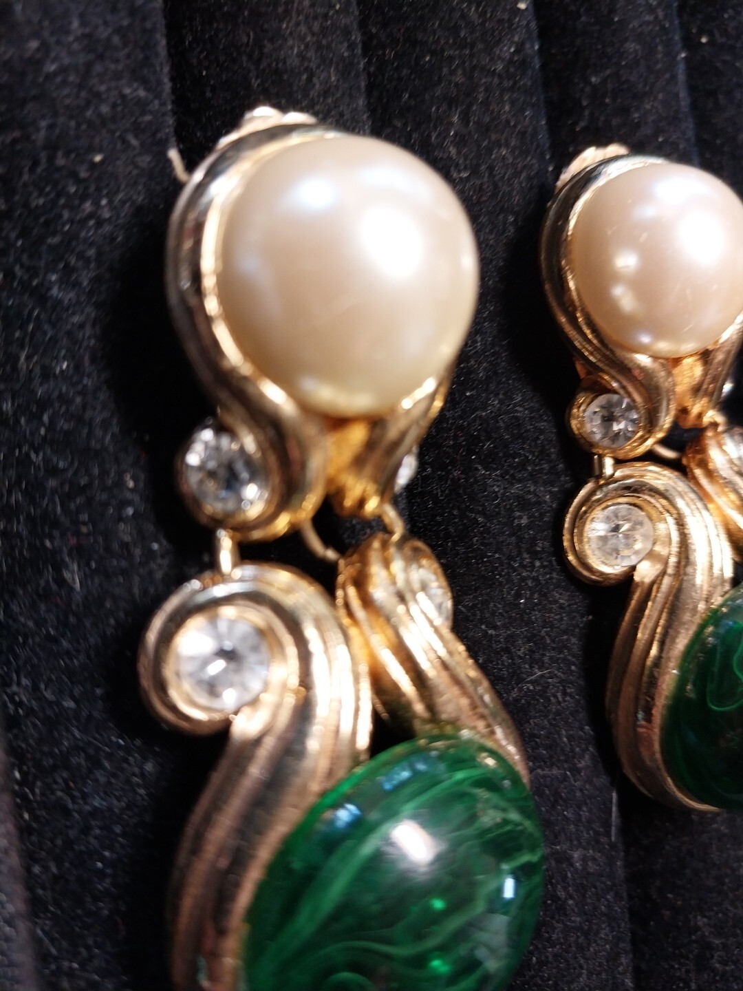 Vintage Grosse Gold Tone Gripoxi Swirled White & Green Cabs Mogul Drop Design A8