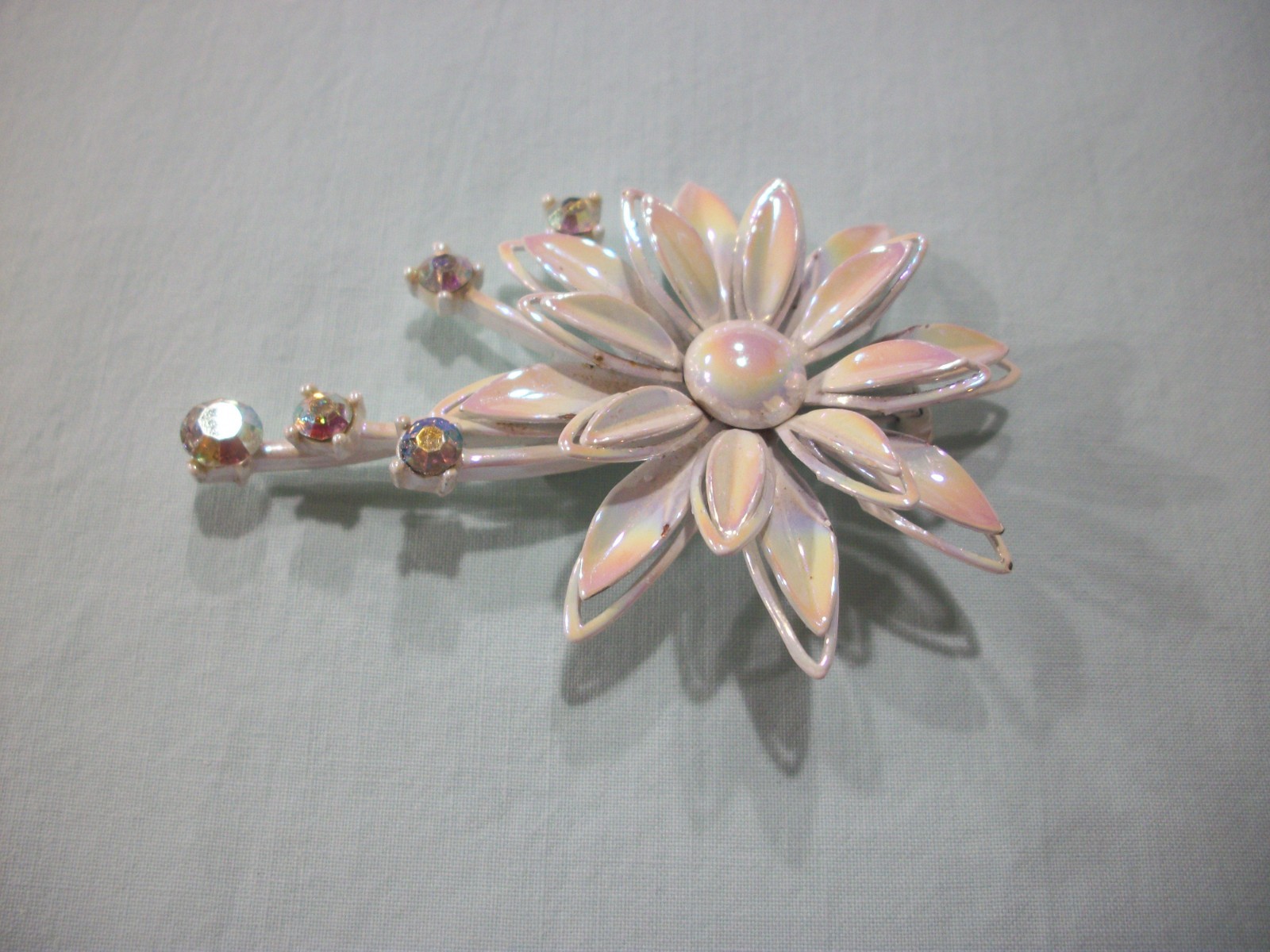 ViNTaGE MeTaL ENaMeL OMBRE PASTEL/AURORA BOREALIS RHINESTONE FLoWeR PiN/BRooCH