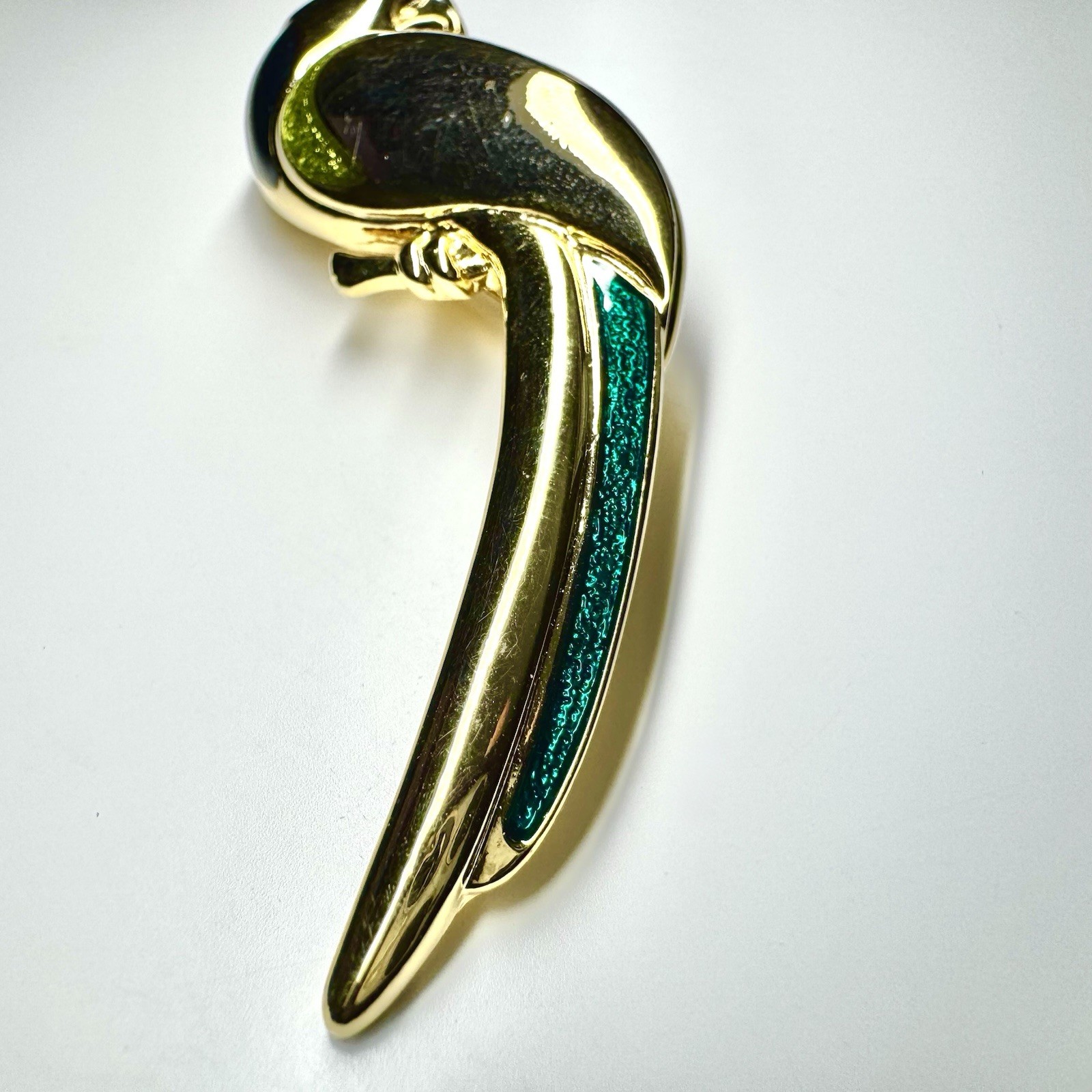 Vtg LIZ CLAIBORNE LC – PARROT Brooch – Colorful Enamel – Polished Gold plate