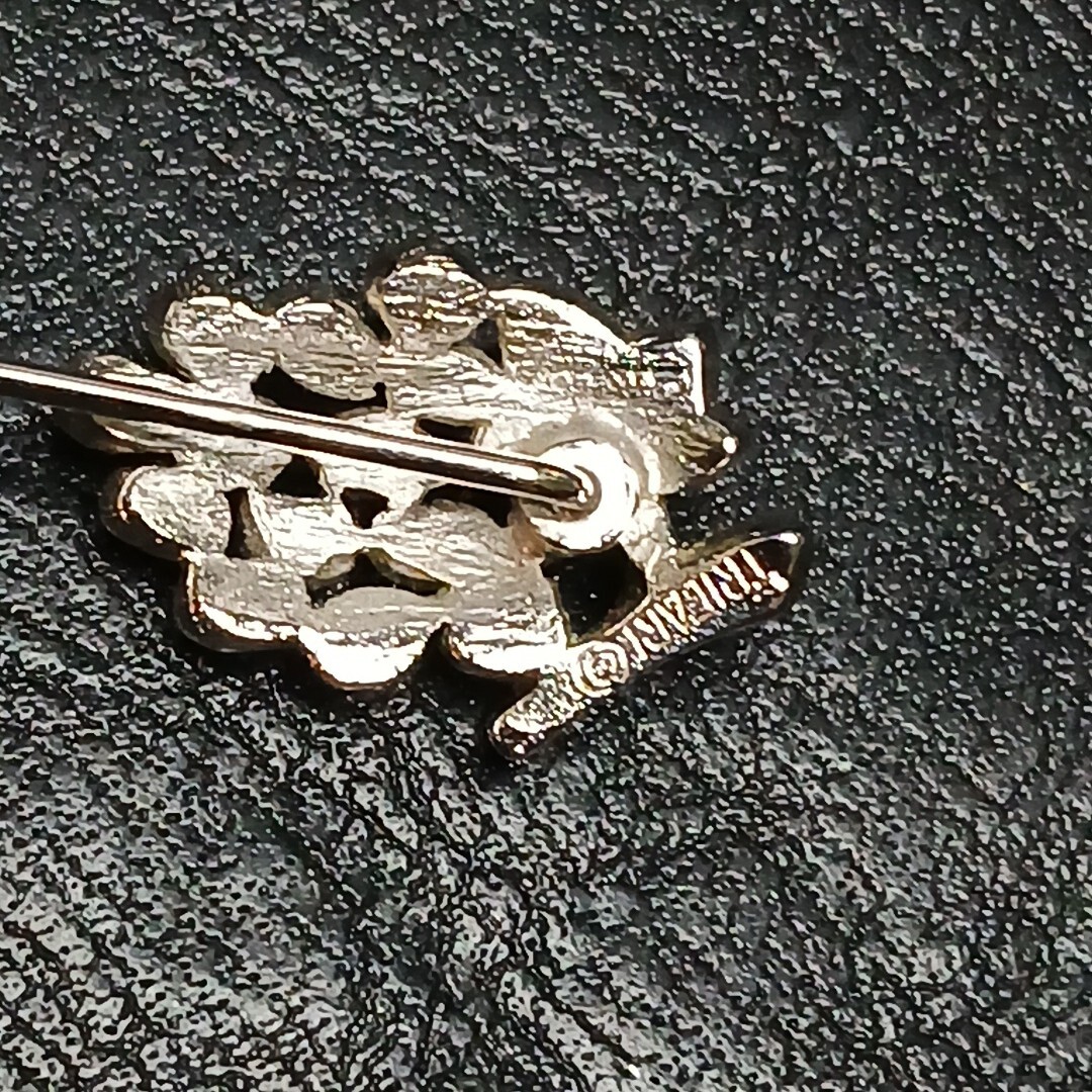 Vintage CROWN TRIFARI Bunch Of Grapes Stick Pin. 11/391