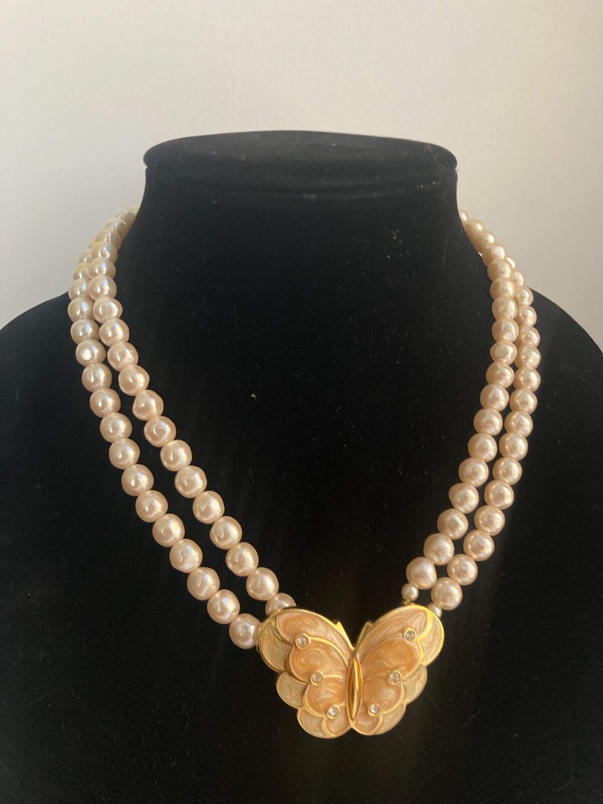 VINTAGE SIGNED K.J.L. FOR AVON FAUX PEARLS WITH ENAMEL BUTTERFLY 18″ NECKLACE