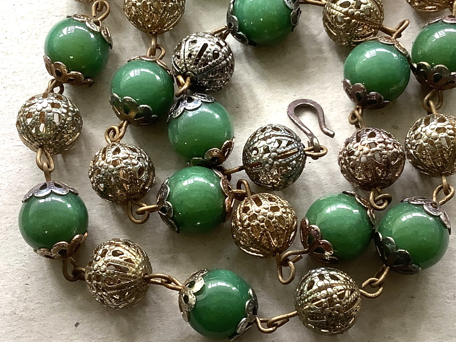 Vintage Art Deco vivid green Jade station beaded necklace 18″