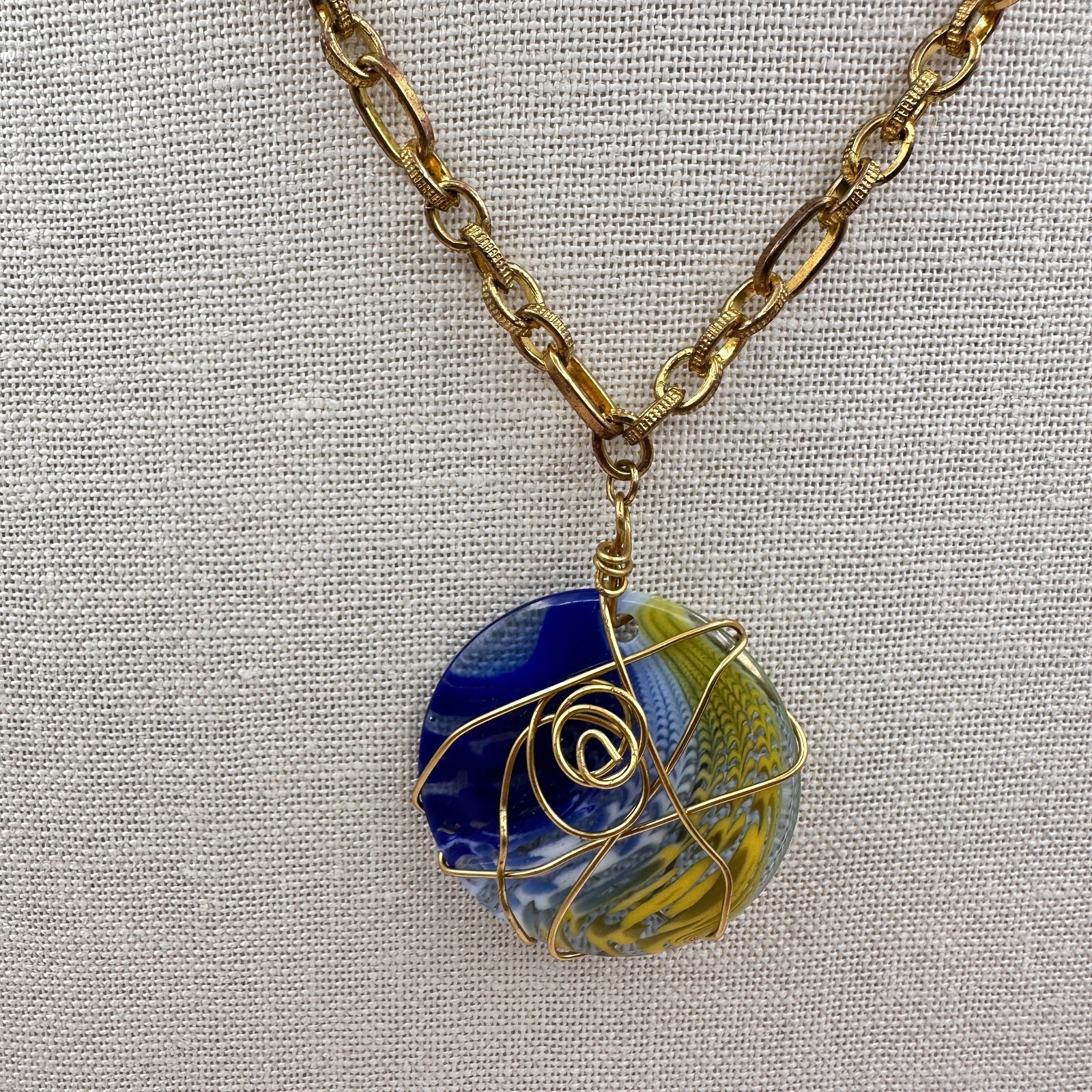 Vintage 90s Gold Tone Wire Wrapped Resin Pendant Necklace Women’s Jewelry