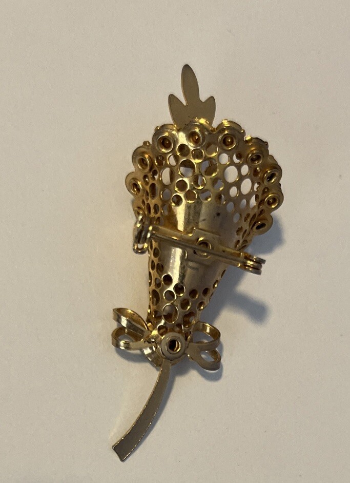 Vintage Retro Unsigned Rhinestone Flower Bouquet Gold Tone 3D Pin Brooch 2.25”