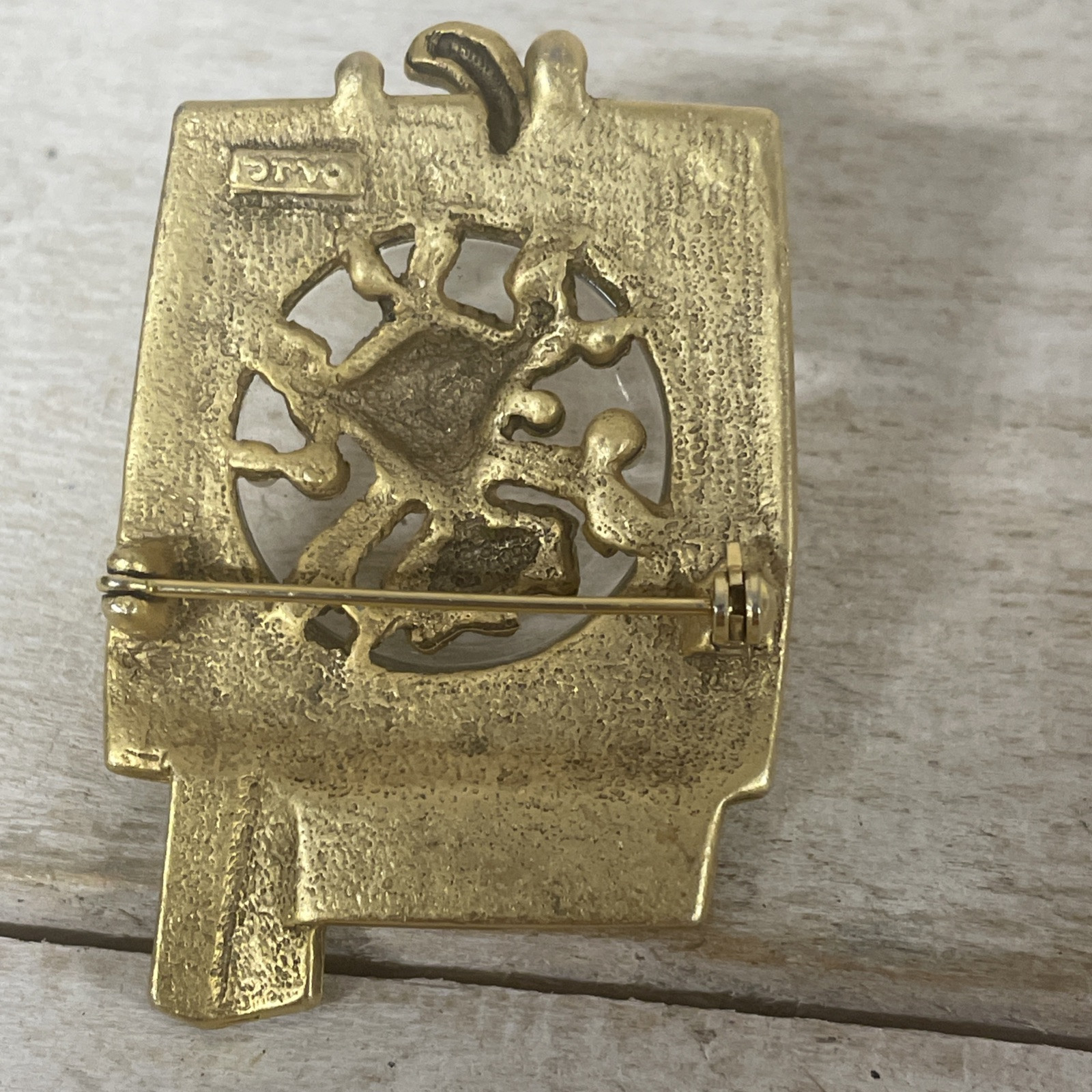 VTG AJC Gold Tone Whimsical Cat In Washing Machine Brooch W Faux Pearls