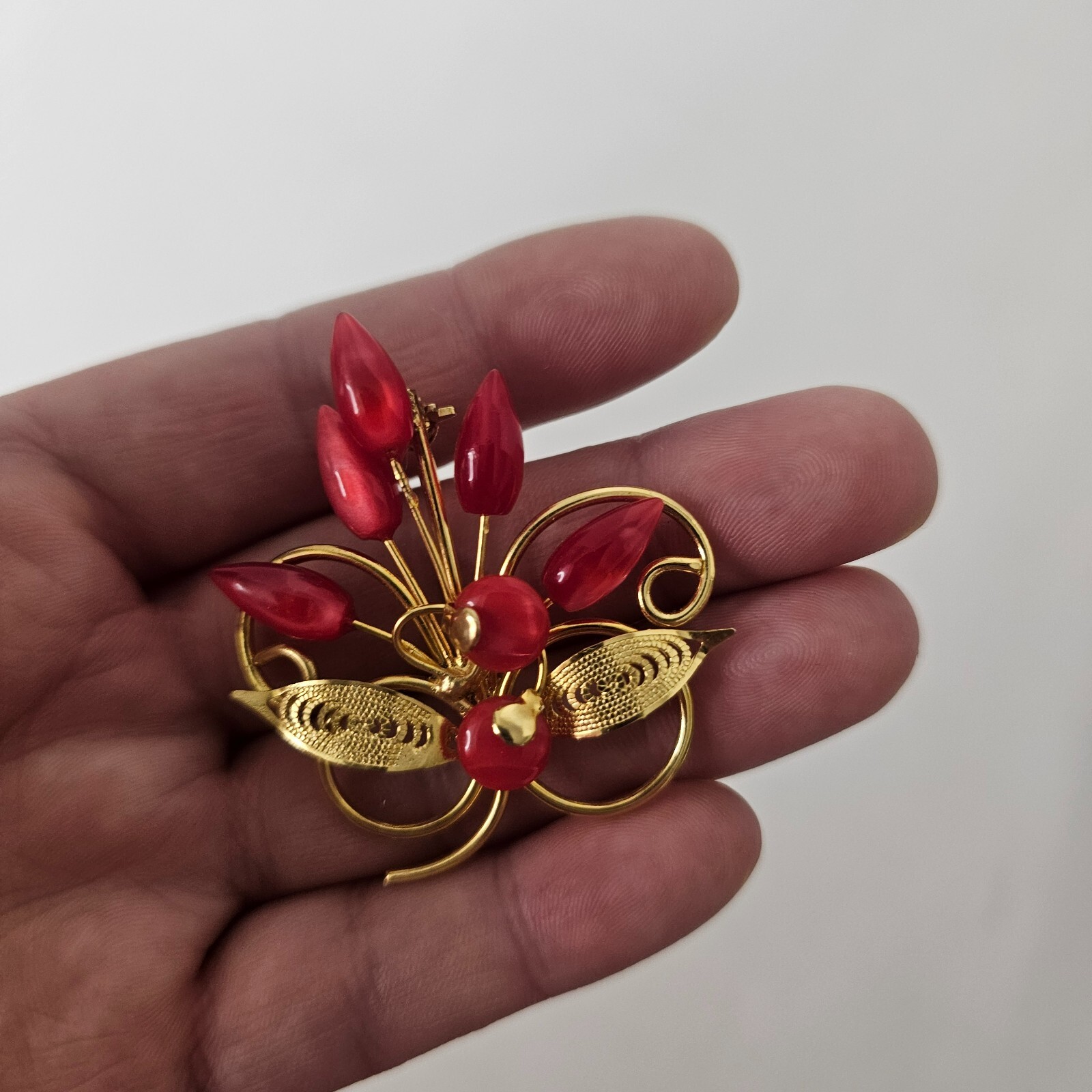 Gold Tone Floral Brooch Cabochon Drop Tear Bead Shape Unmarked Pin