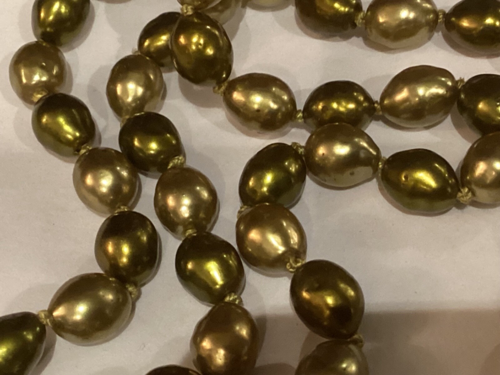 VINTAGE AUTHENTIC HAND KNOTTED OLIVE GREEN NATURAL PEARLS UNIQUE CLASP NO RES