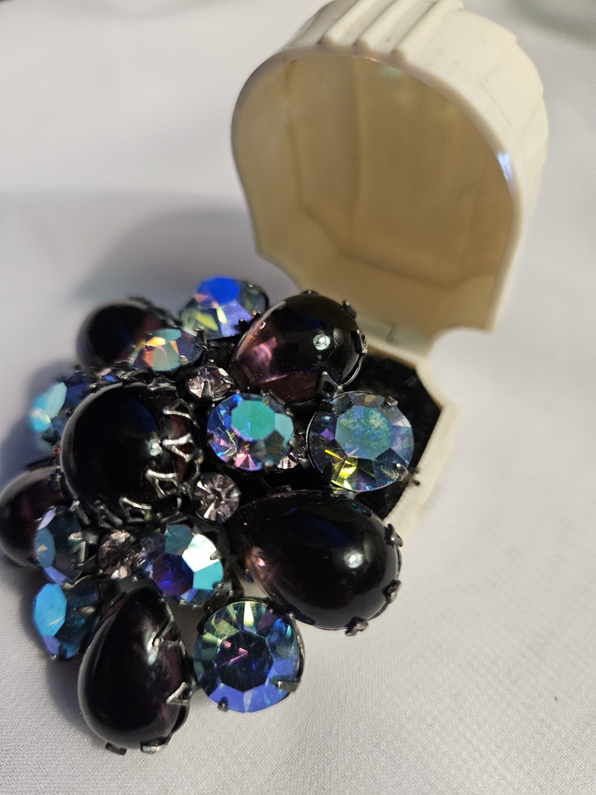 1950s VINTAGE REGENCY MID-CENTURY BLUE/PURPLE GIVRE GLASS DOMED BROOCH
