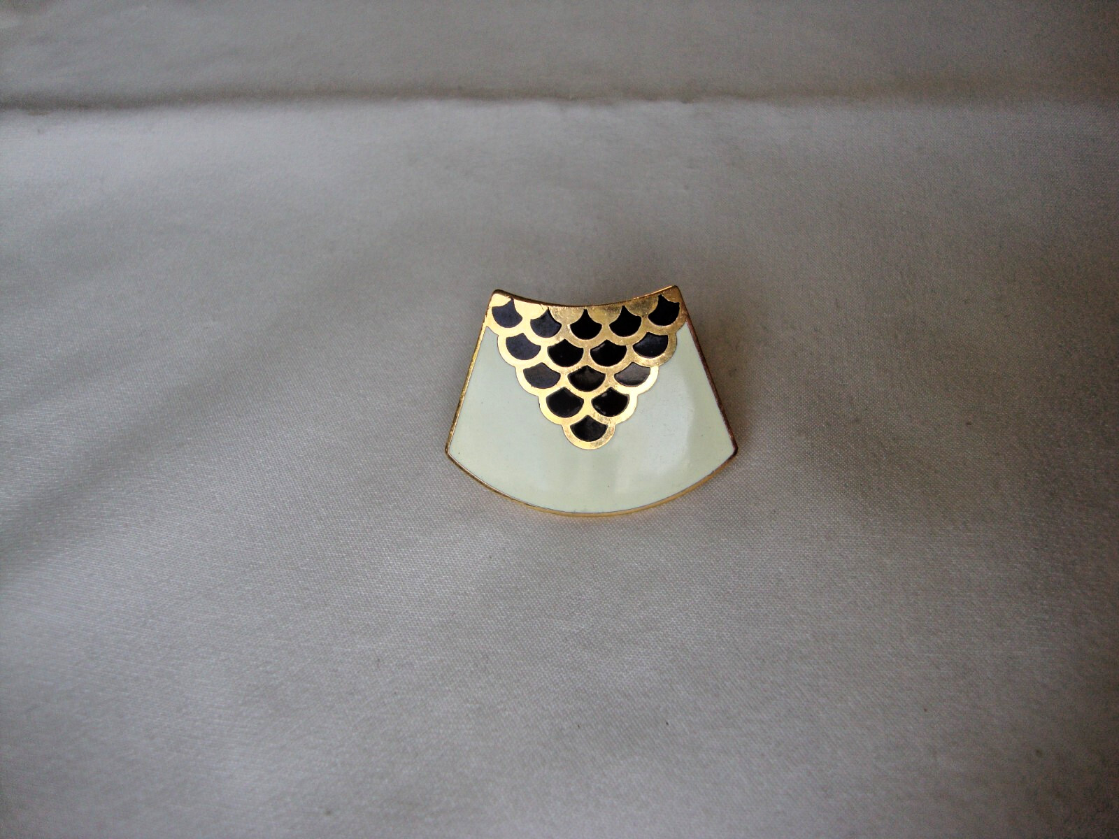 Vintage Retro Abstract Fan Cloisonne Black & White Enamel Gold Tone Scarf Clip