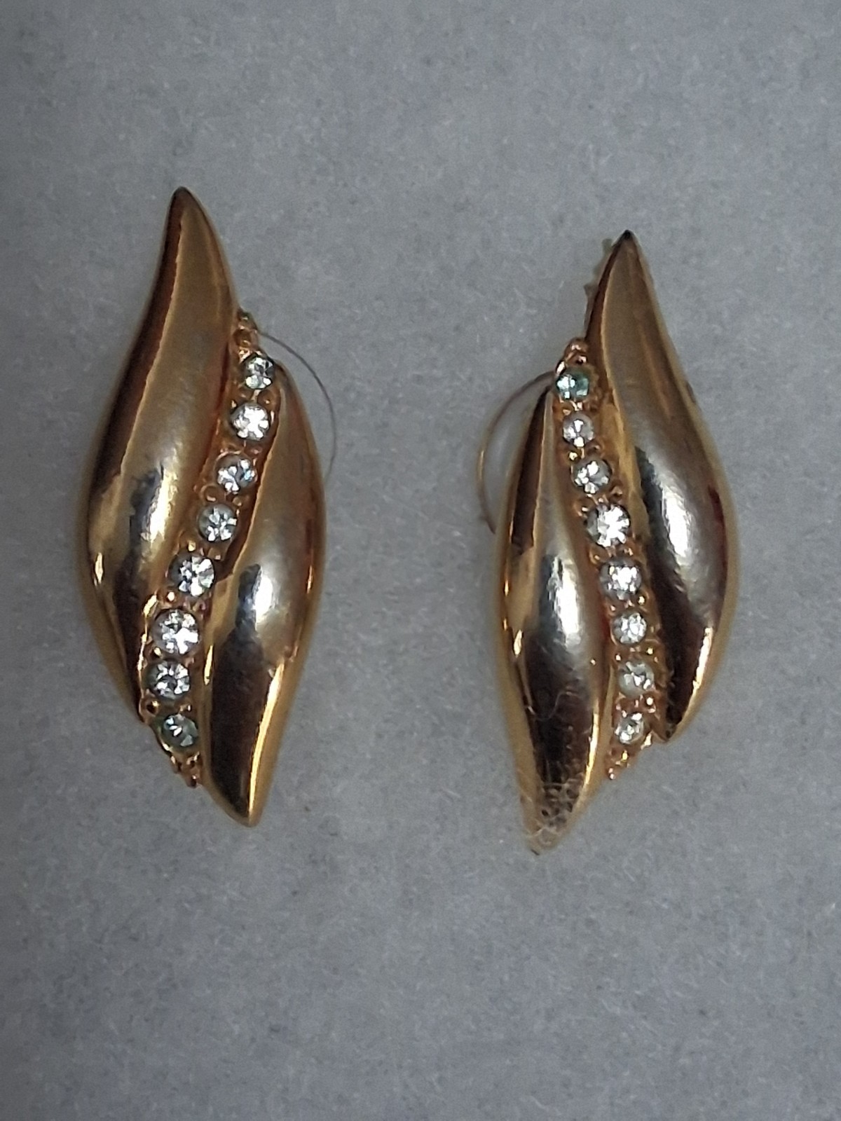 Vintage curved rhinestone accent earrings polished gold tone s