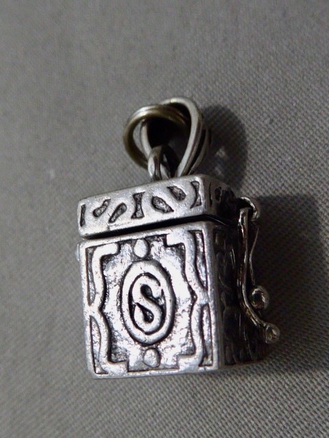 VINTAGE STERLING SILVER HINGED TOP OPENS FOOUR LEAF CLOVER TREASURE CHEST CHARM