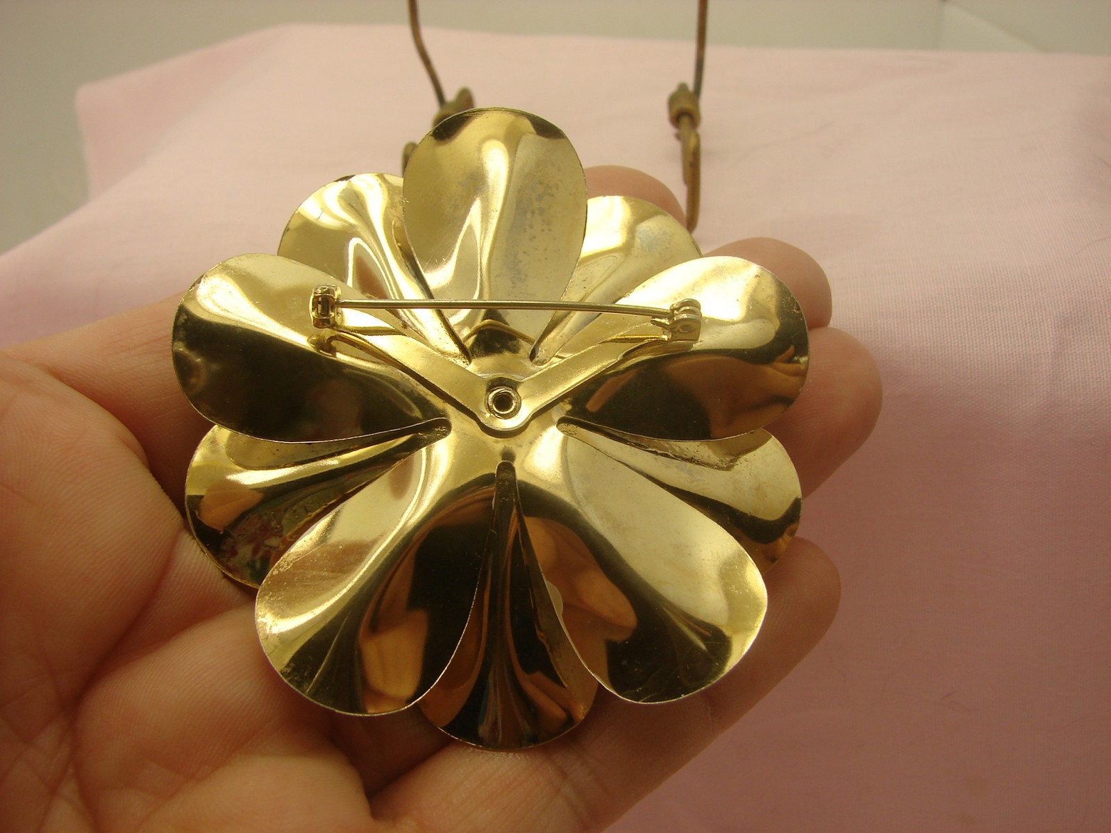 Vintage Retro Hippy Mod 60’s White & Brown Enamel Metal Flower Pin