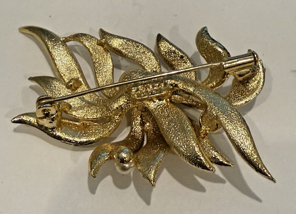 ORENA PARIS VINTAGE GOLD PLATED & ENAMEL FLOWER BROOCH
