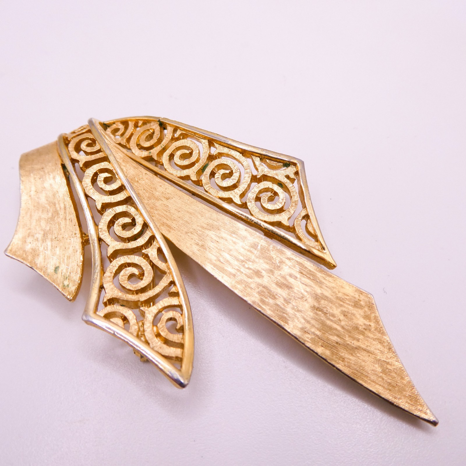 Crown Trifari Swirl Ribbon Textured Brushed Goldtone 2.75″ Openwork Brooch Pin