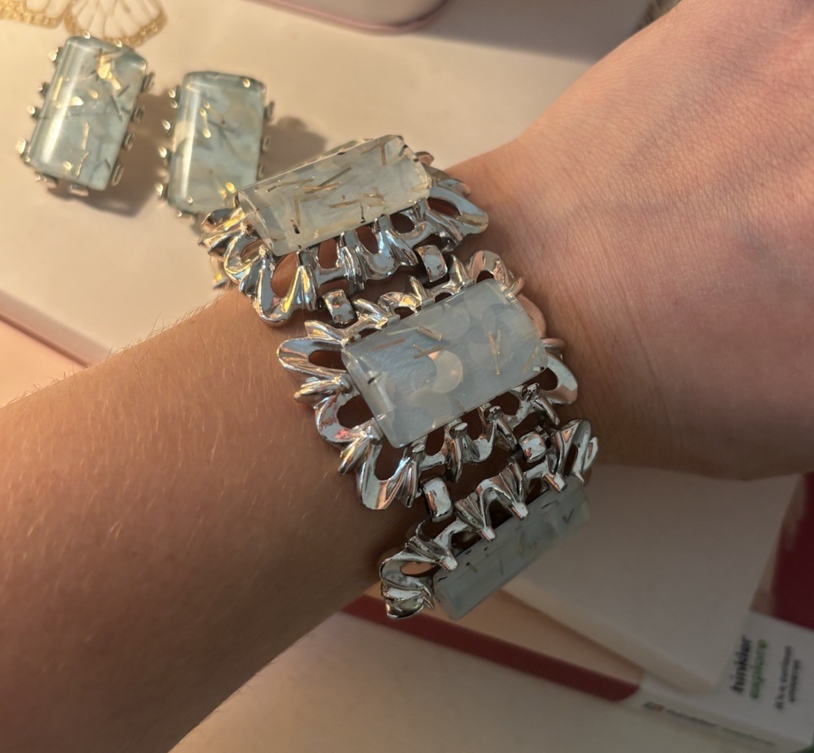 VINTAGE Gorgeous Confetti Lucite Thermoset Silver tone Bracelet & Clip Earrings