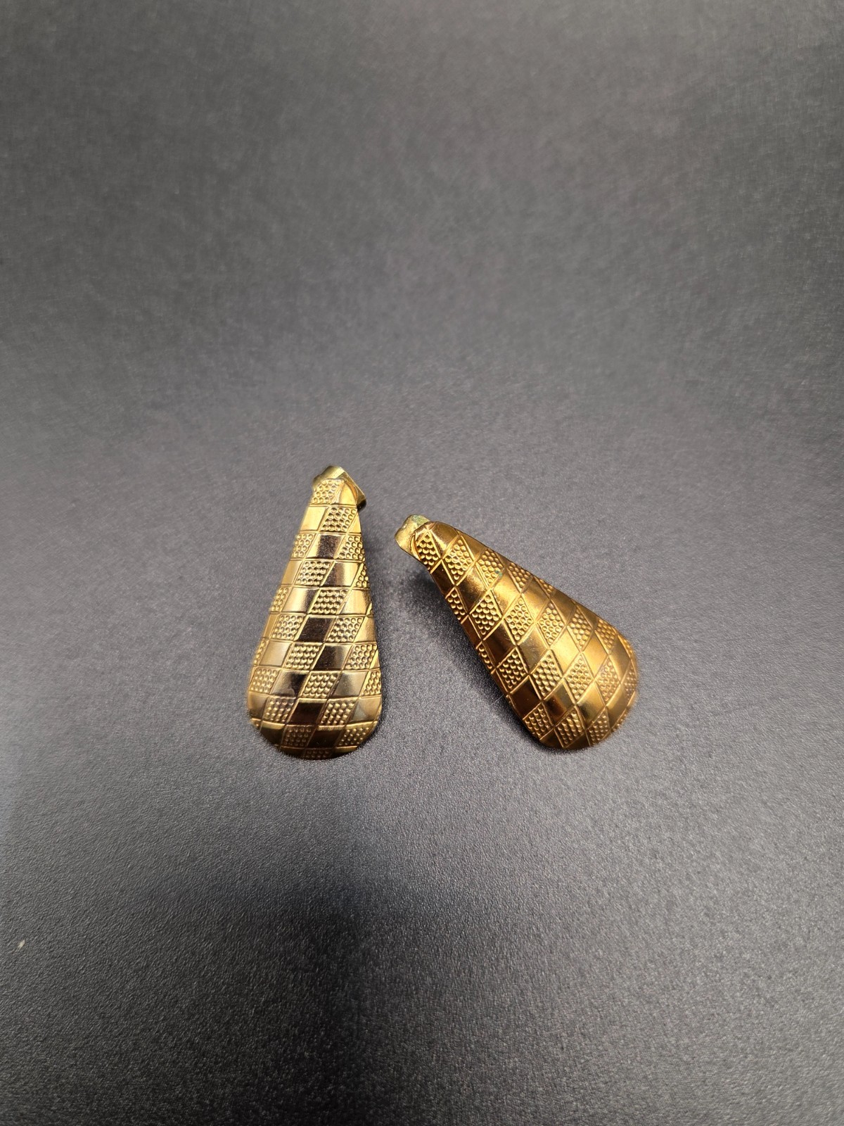 Vintage very light gold tone engraved teardrop earrings jewelry 1 inch