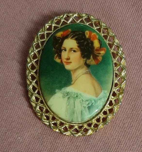 BEAUTIFUL Vintage Woman’s Portrait Cameo Art Brooch Pin Gold Tone Border