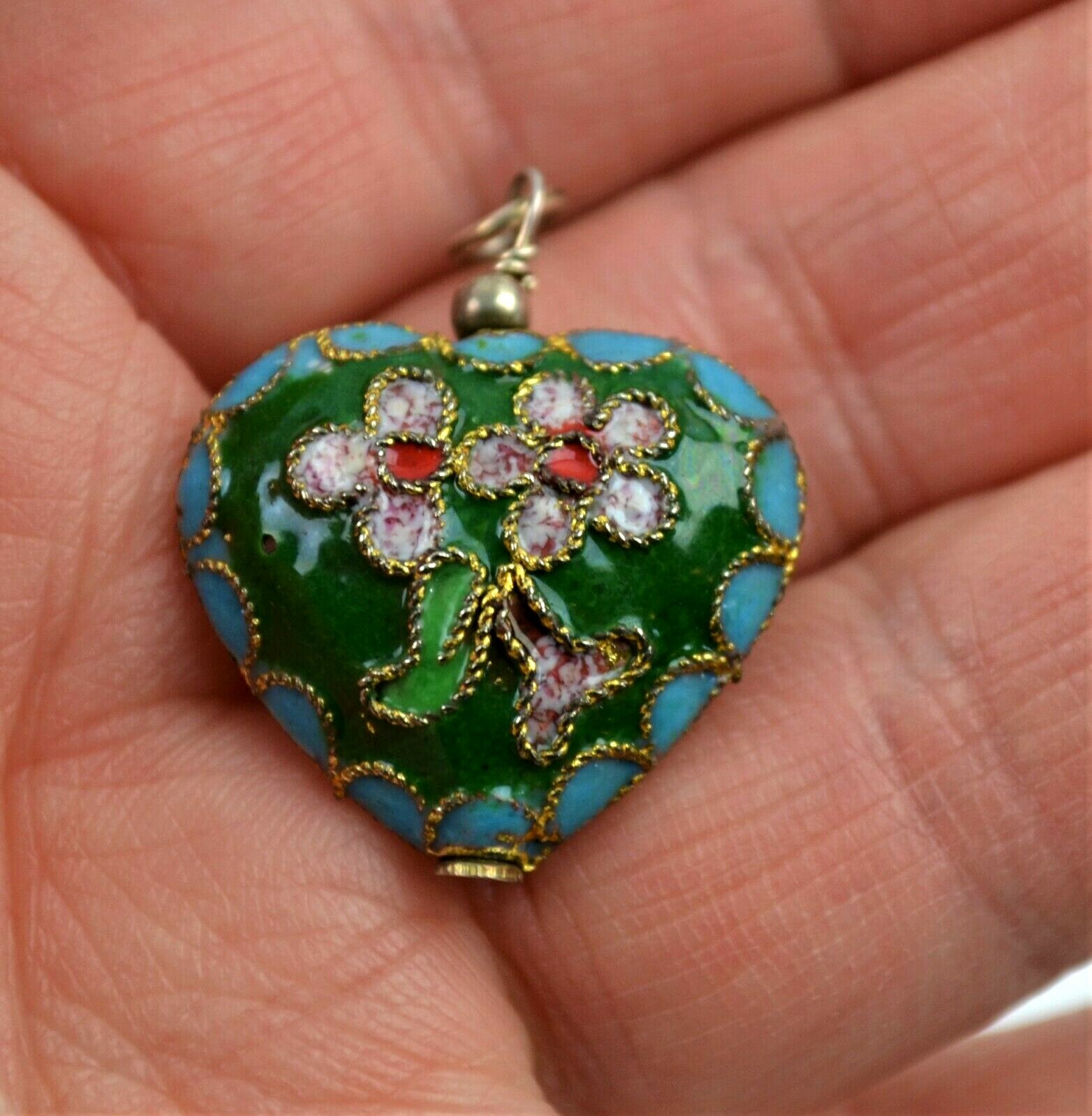 Heart Shaped Pendant With Daisy Flowers About 1″ Wide Enamel Coated