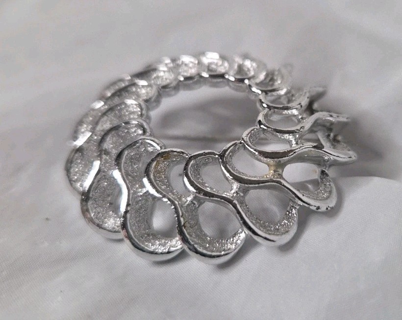 Vintage Silver Tone Geometric Swirl Ribbon Brooch Signed Sarah Coventry Used