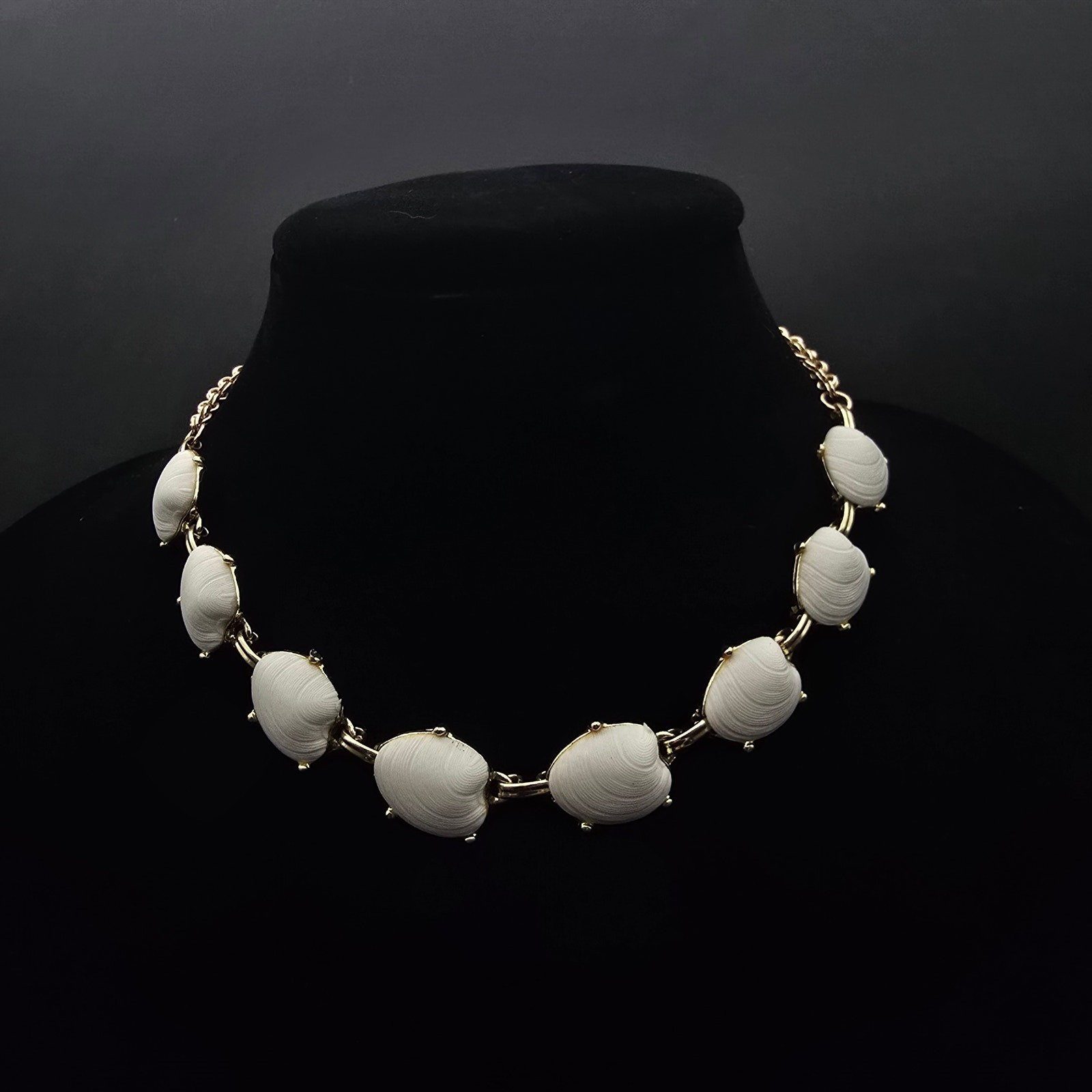 White Acrylic Sea Shell Collar Necklace Vintage Costume Jewelry Summer Beachy