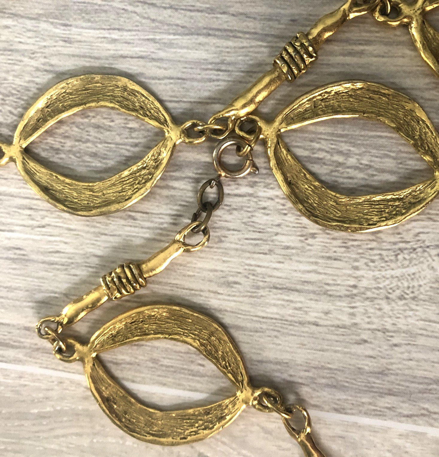 VTG Hammered 37″ STATION CHAIN LINK NECKLACE Gold Tone Open Ovals & Bar Links